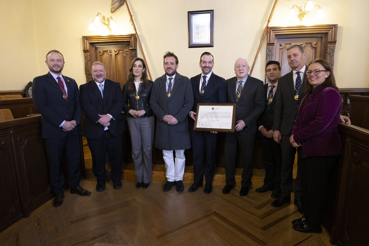 Entrega Medalla de Oro de la Ciudad a Diario de Ávila por 125 aniversario.  / ISABEL GARCÍA