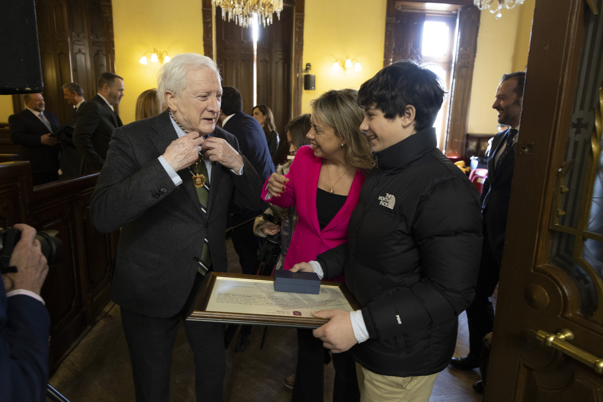 Entrega Medalla de Oro de la Ciudad a Diario de Ávila por 125 aniversario.  / ISABEL GARCÍA