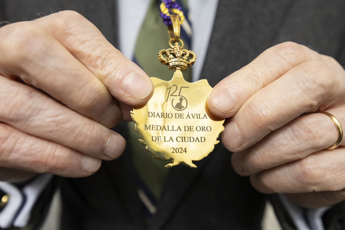 Entrega Medalla de Oro de la Ciudad a Diario de Ávila por 125 aniversario.  / ISABEL GARCÍA