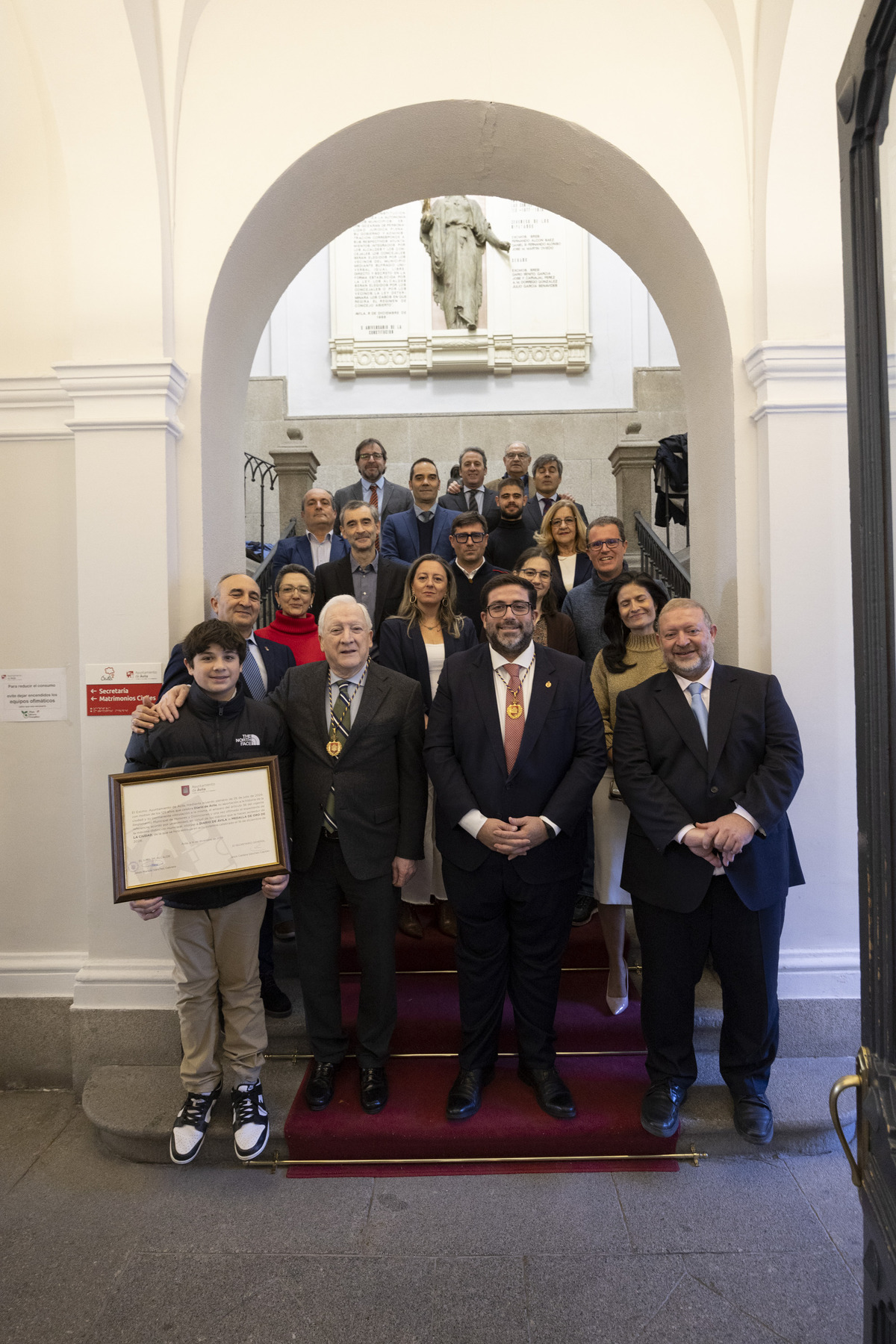 Entrega Medalla de Oro de la Ciudad a Diario de Ávila por 125 aniversario.  / ISABEL GARCÍA