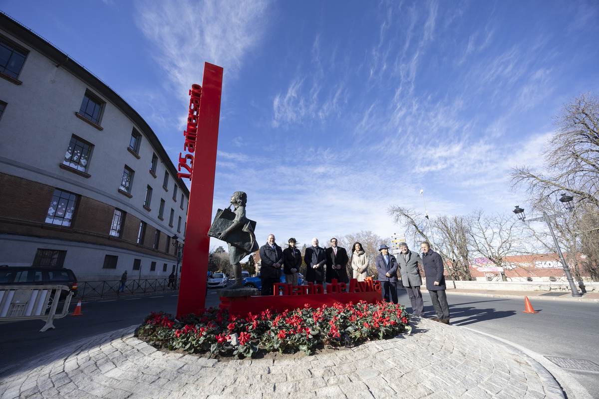 Inaguración de la rotonda Diario de Ávila en Avenida de Madrid.  / ISABEL GARCÍA