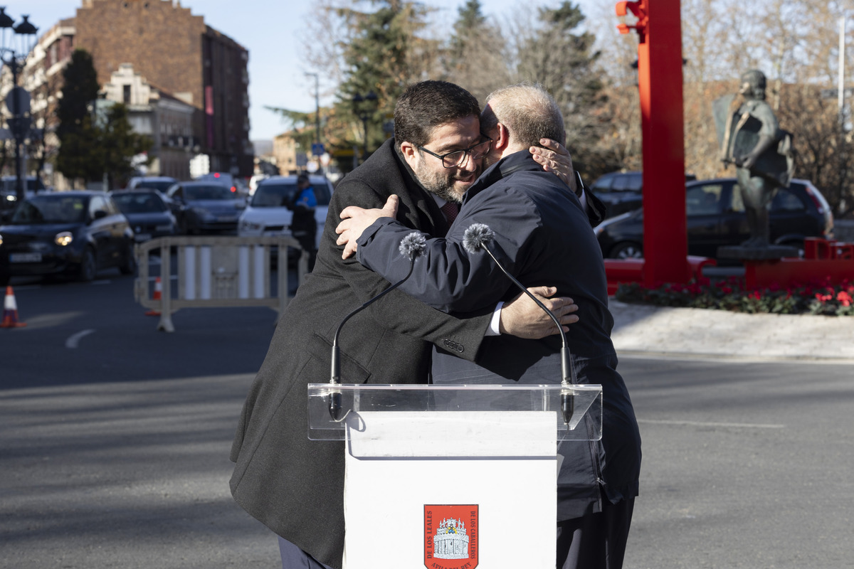 Inaguración de la rotonda Diario de Ávila en Avenida de Madrid.  / ISABEL GARCÍA