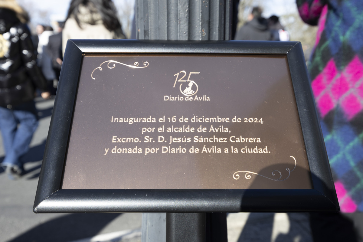 Inaguración de la rotonda Diario de Ávila en Avenida de Madrid.  / ISABEL GARCÍA