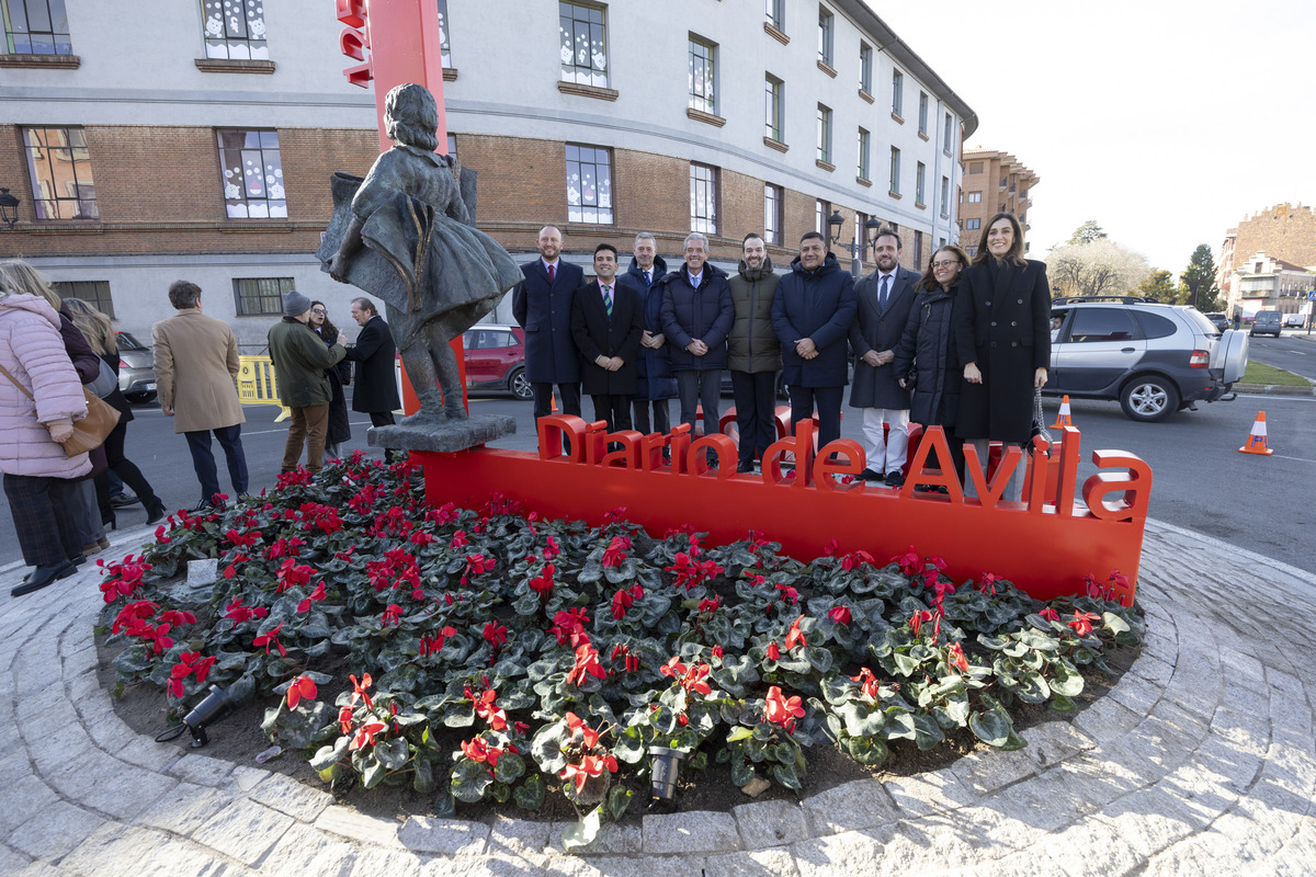 Inaguración de la rotonda Diario de Ávila en Avenida de Madrid.  / ISABEL GARCÍA