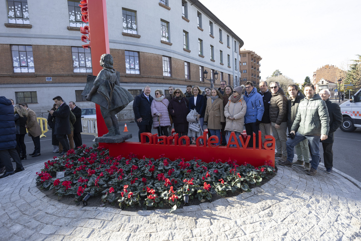 Inaguración de la rotonda Diario de Ávila en Avenida de Madrid.  / ISABEL GARCÍA