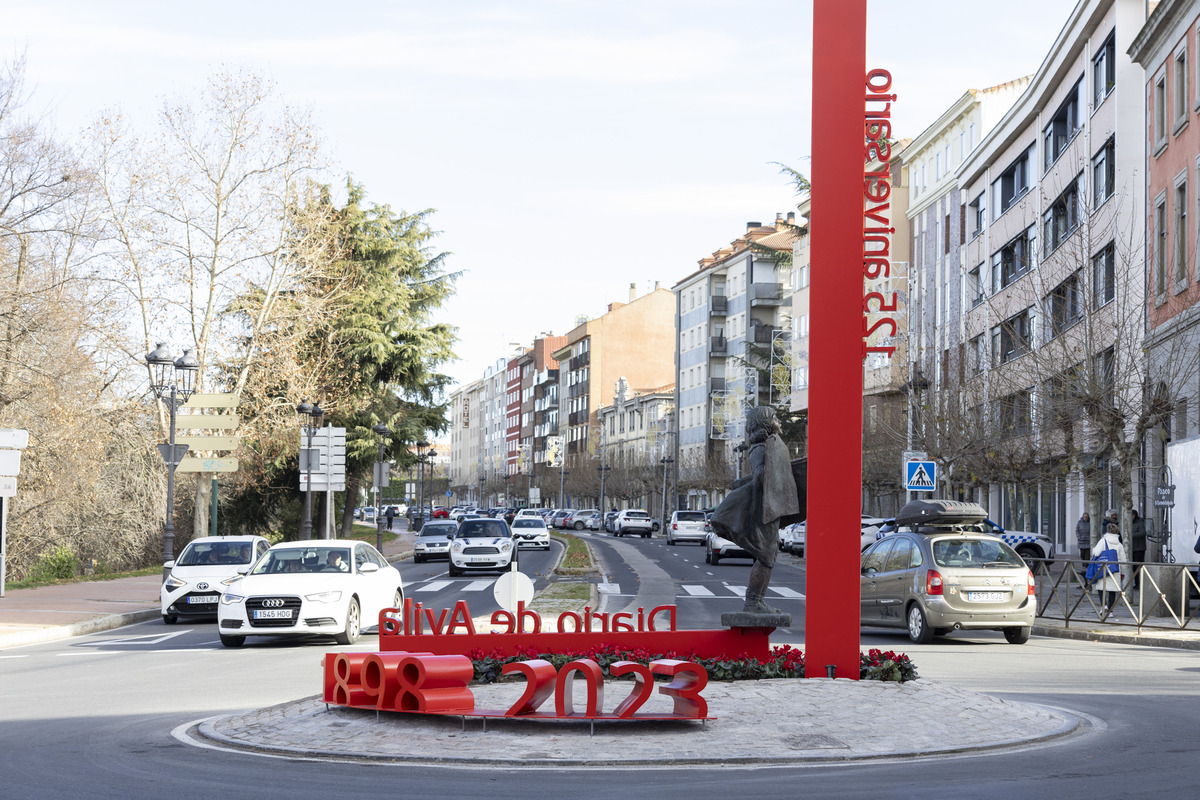 Inaguración de la rotonda Diario de Ávila en Avenida de Madrid.  / ISABEL GARCÍA