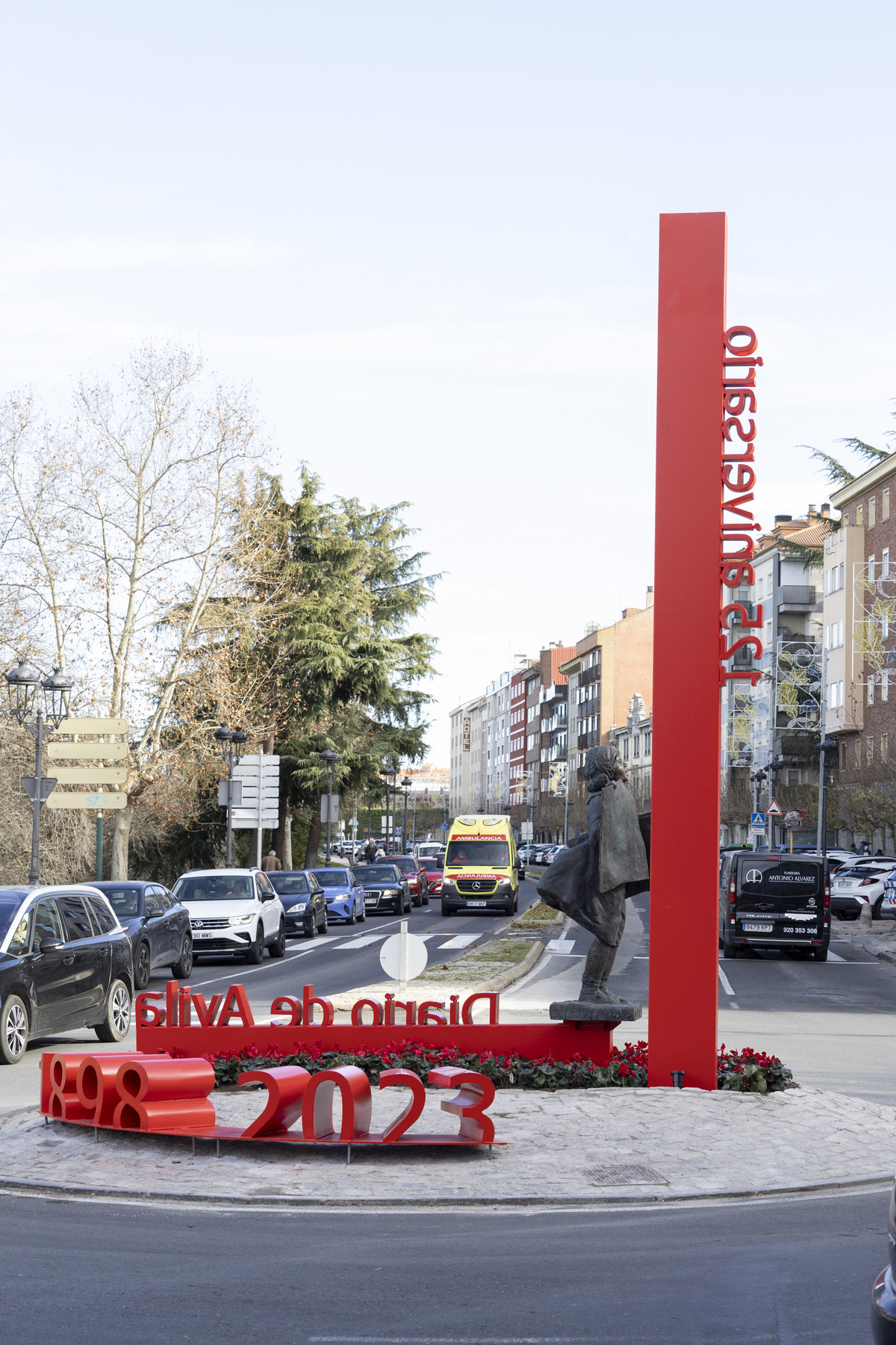 Inaguración de la rotonda Diario de Ávila en Avenida de Madrid.  / ISABEL GARCÍA