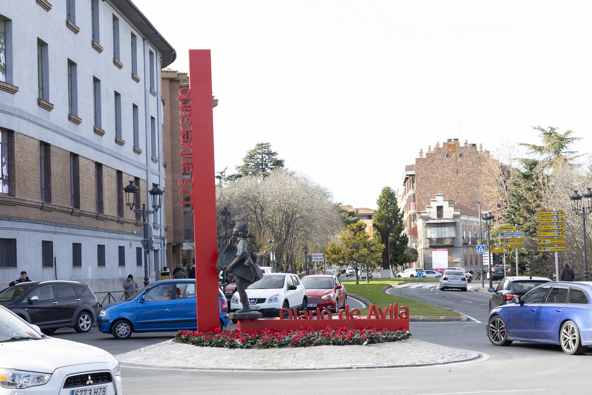 Inaguración de la rotonda Diario de Ávila en Avenida de Madrid.  / ISABEL GARCÍA