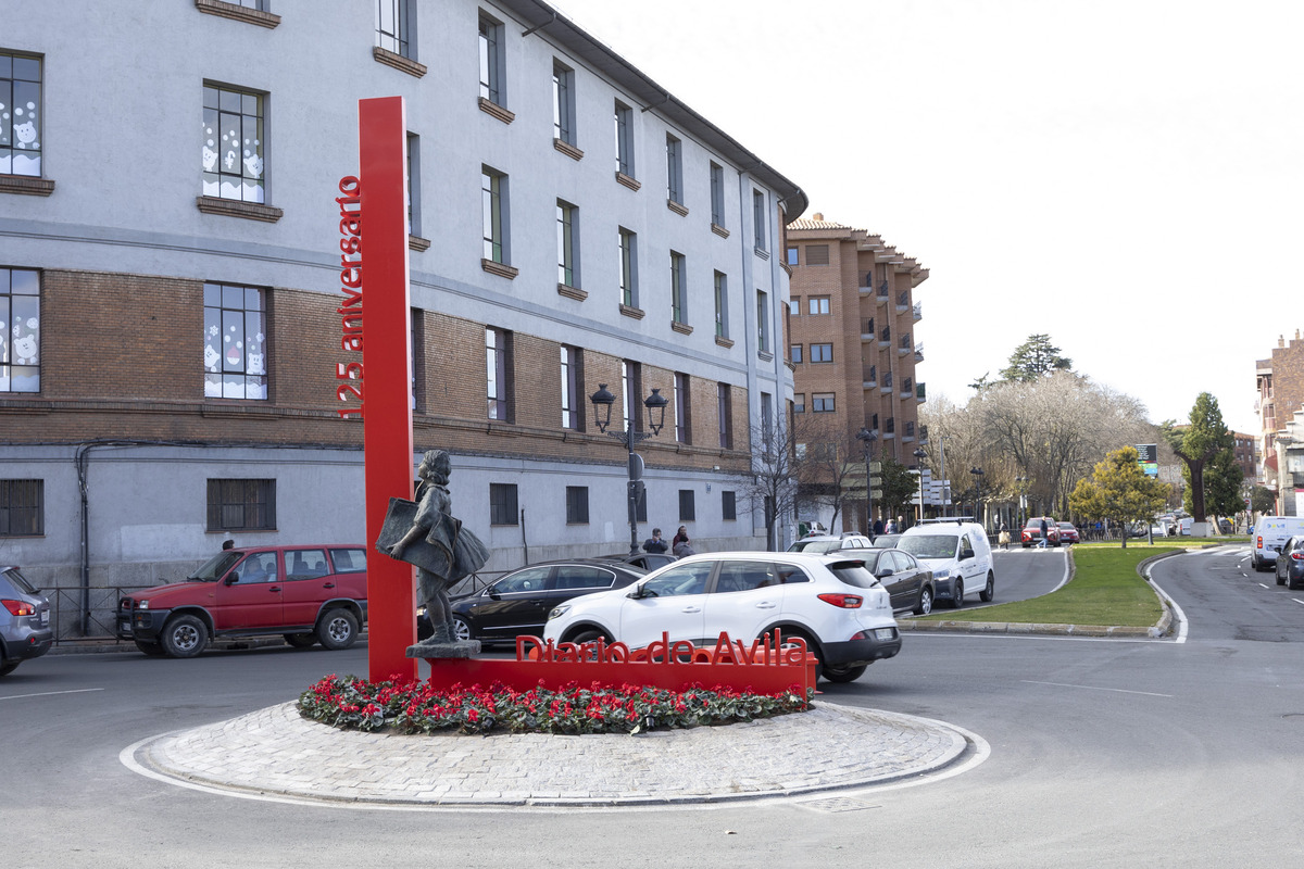 Inaguración de la rotonda Diario de Ávila en Avenida de Madrid.  / ISABEL GARCÍA