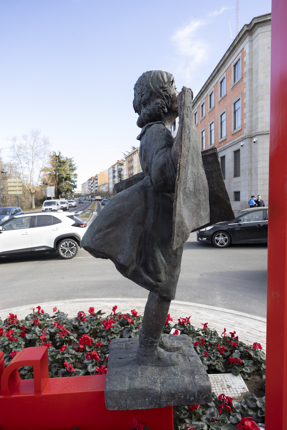 Inaguración de la rotonda Diario de Ávila en Avenida de Madrid.  / ISABEL GARCÍA