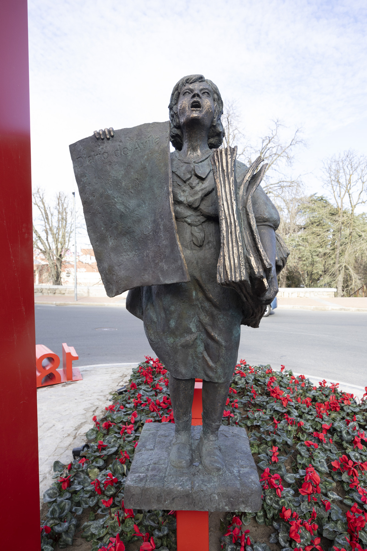 Inaguración de la rotonda Diario de Ávila en Avenida de Madrid.  / ISABEL GARCÍA