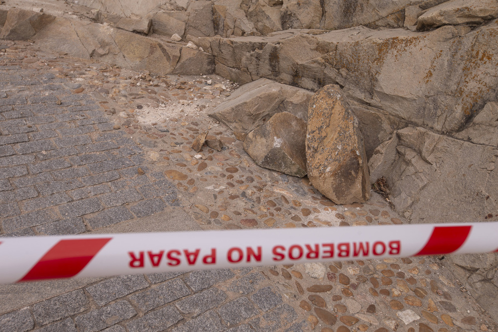 Intervención en la Muralla tras un 'leve' desprendimiento