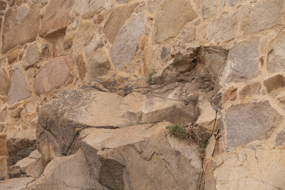 Intervención en la Muralla tras un 'leve' desprendimiento