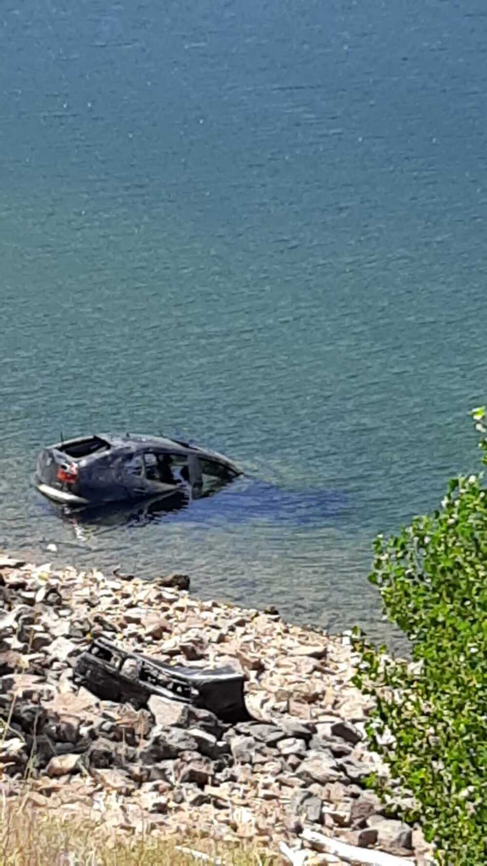 Hundido (y sin nadie que se haga cargo de él) en el Burguillo 