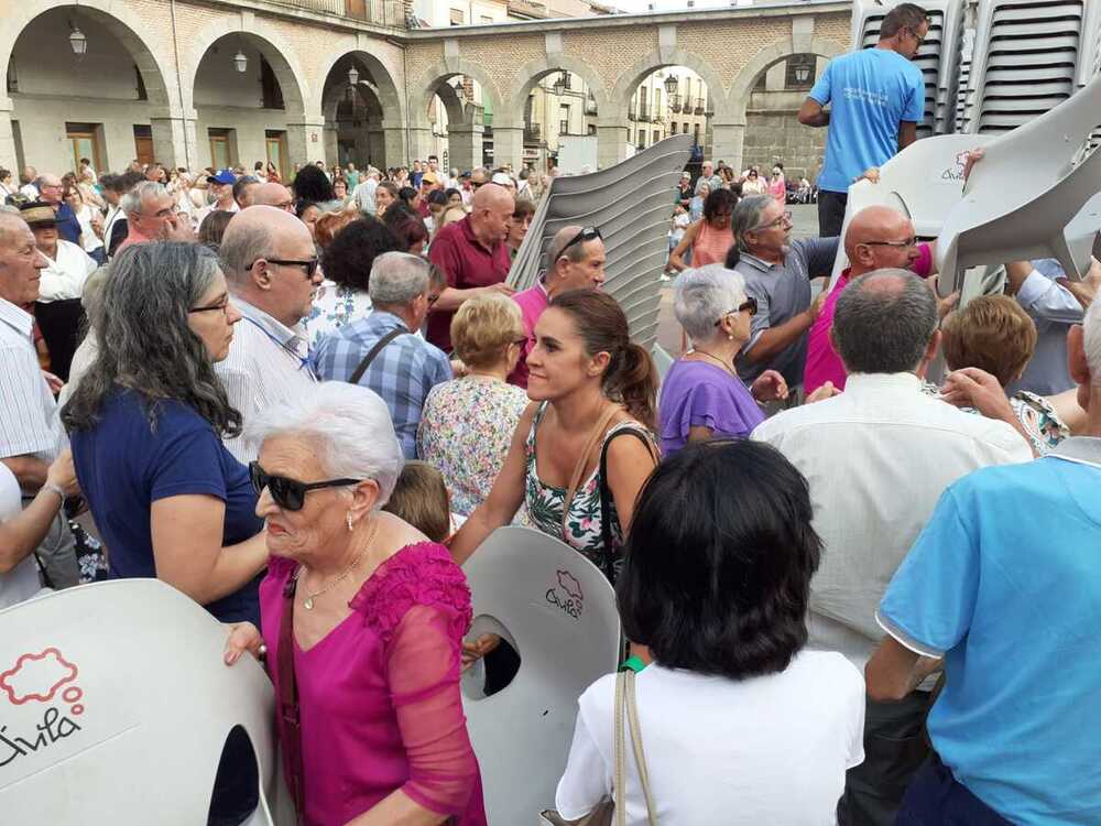 Cita con el folklore tras la ‘pelea’ de las sillas