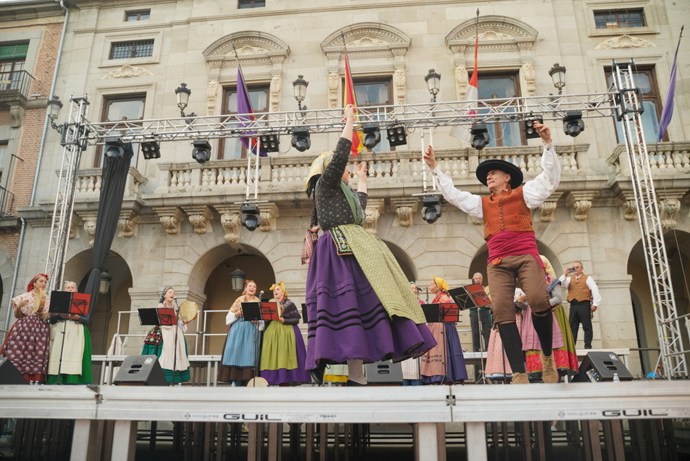 Cita con el folklore tras la ‘pelea’ de las sillas