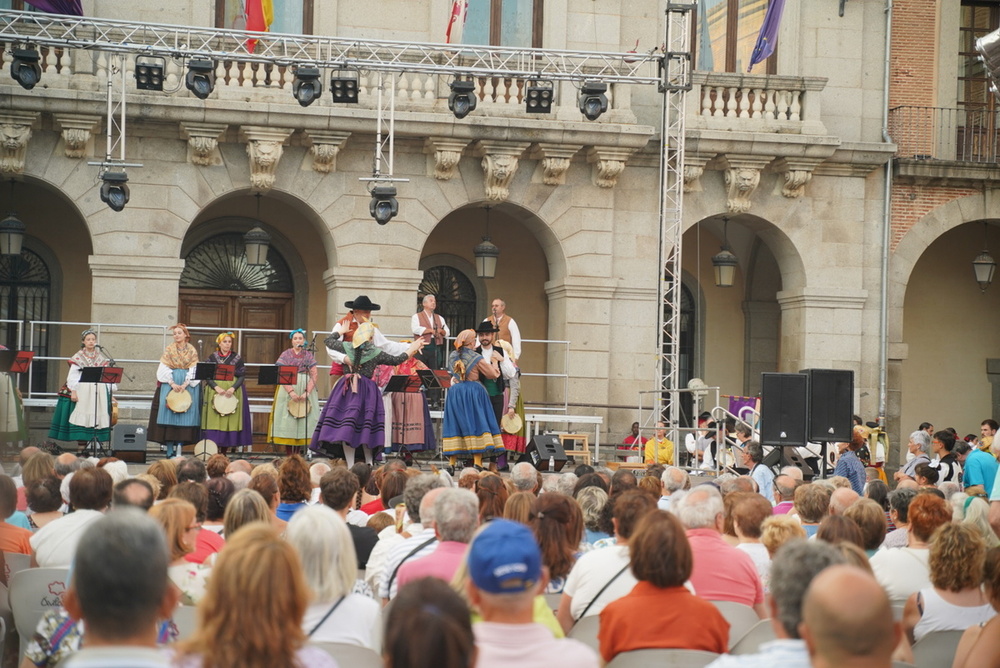 Cita con el folklore tras la ‘pelea’ de las sillas