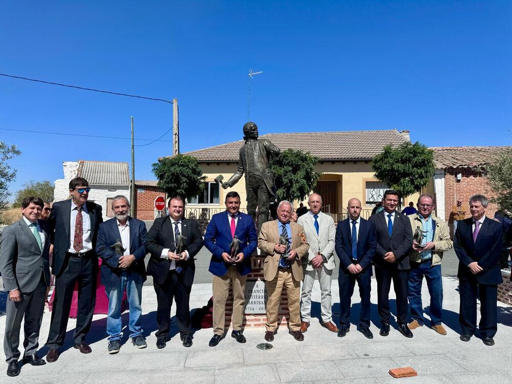 El escultor se convierte en arte en su tierra