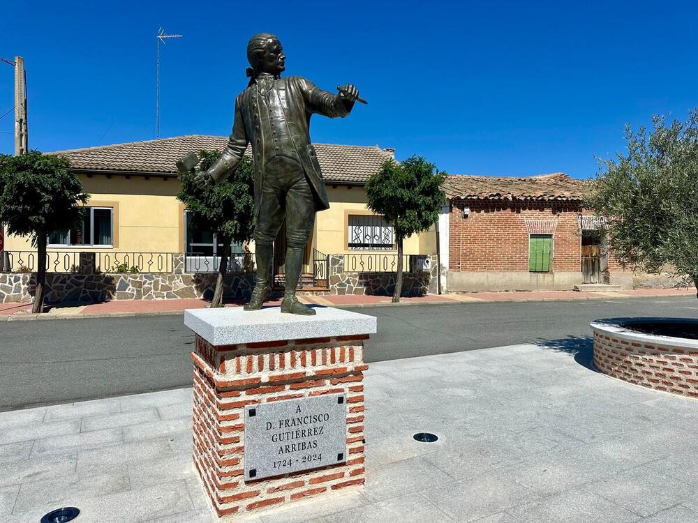 El escultor se convierte en arte en su tierra