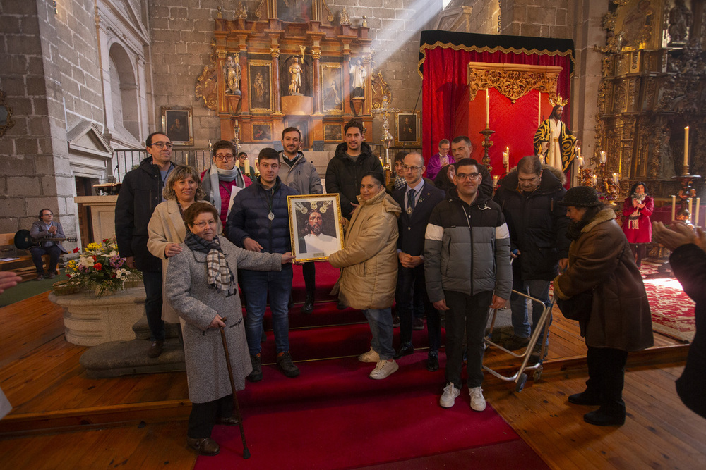 Solidaridad de manos de Jesús de la Salud