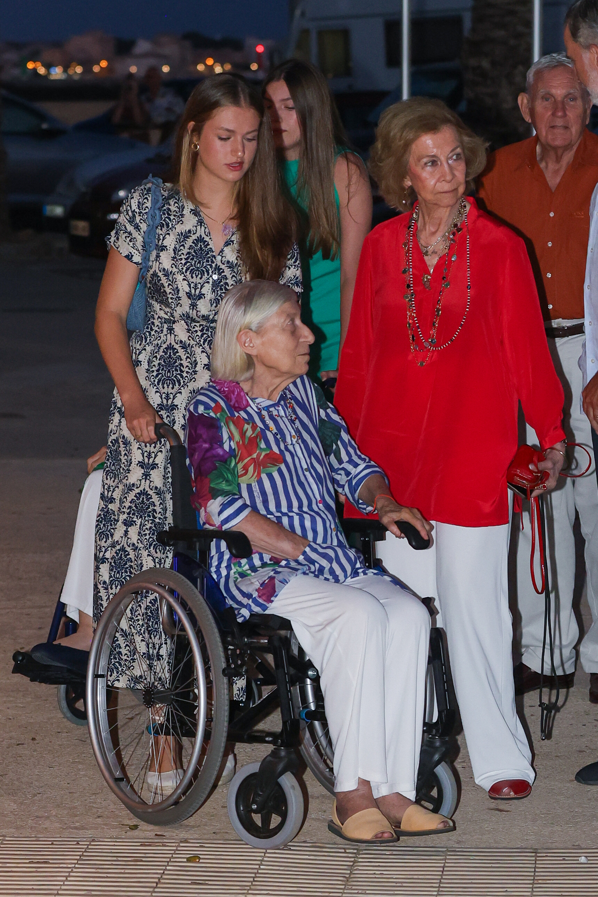 La Familia Real disfruta de una distendida cena durante sus vacaciones en Mallorca  / RAÚL TERREL