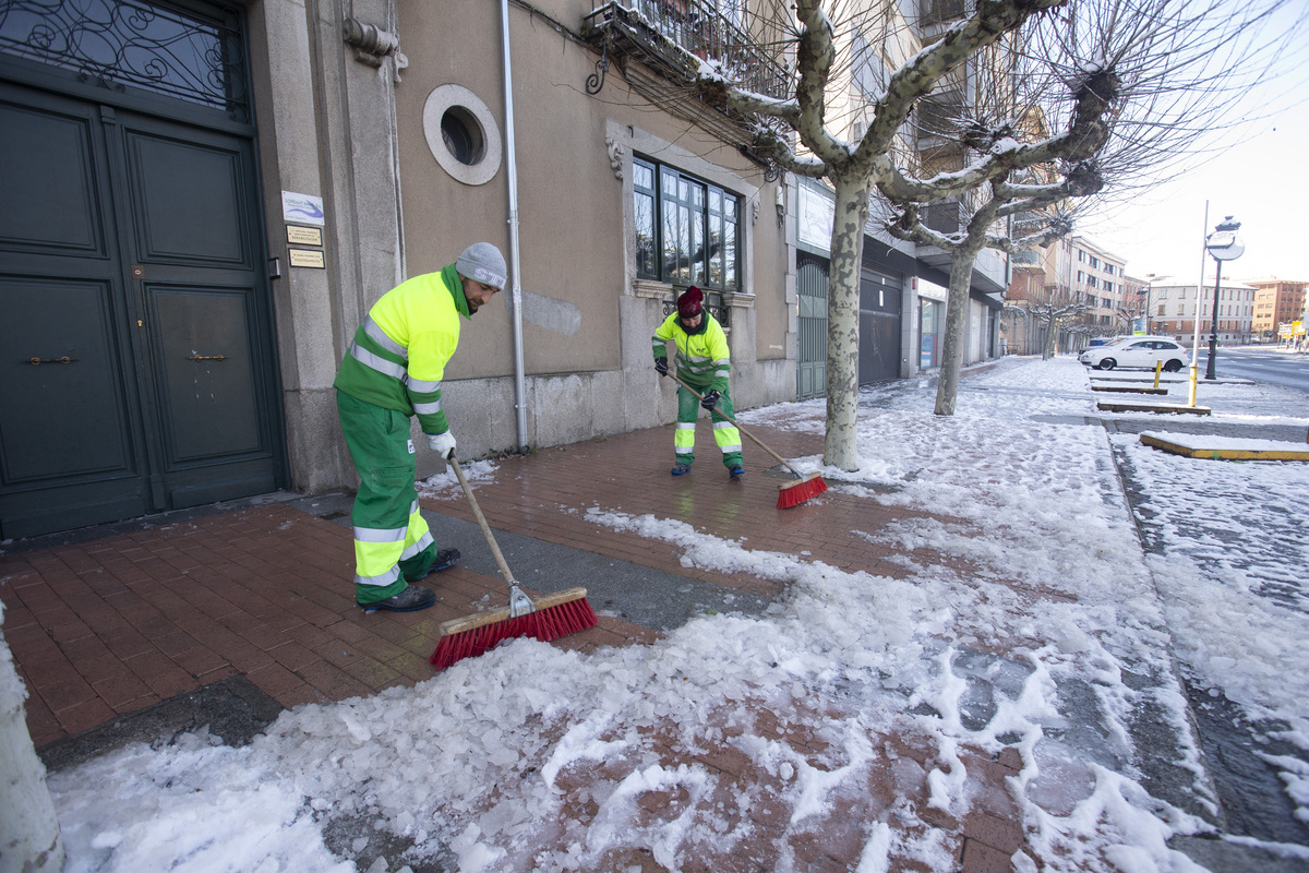 Nieve en la capital, limpieza de calles.  / DAVID CASTRO ISABEL GARCÍA