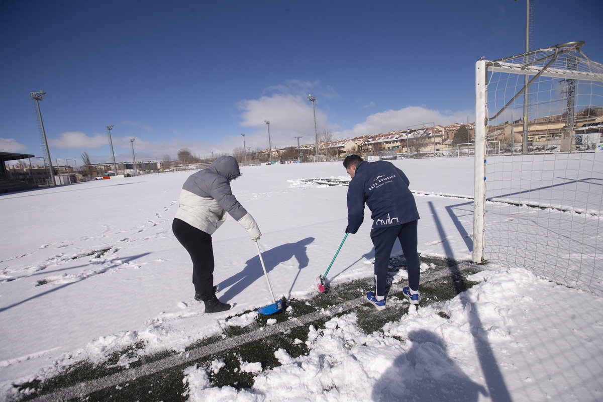 Nieve en la capital. Limpieza del campo de fútbol de Sancti Spiritu.  / DAVID CASTRO ISABEL GARCÍA