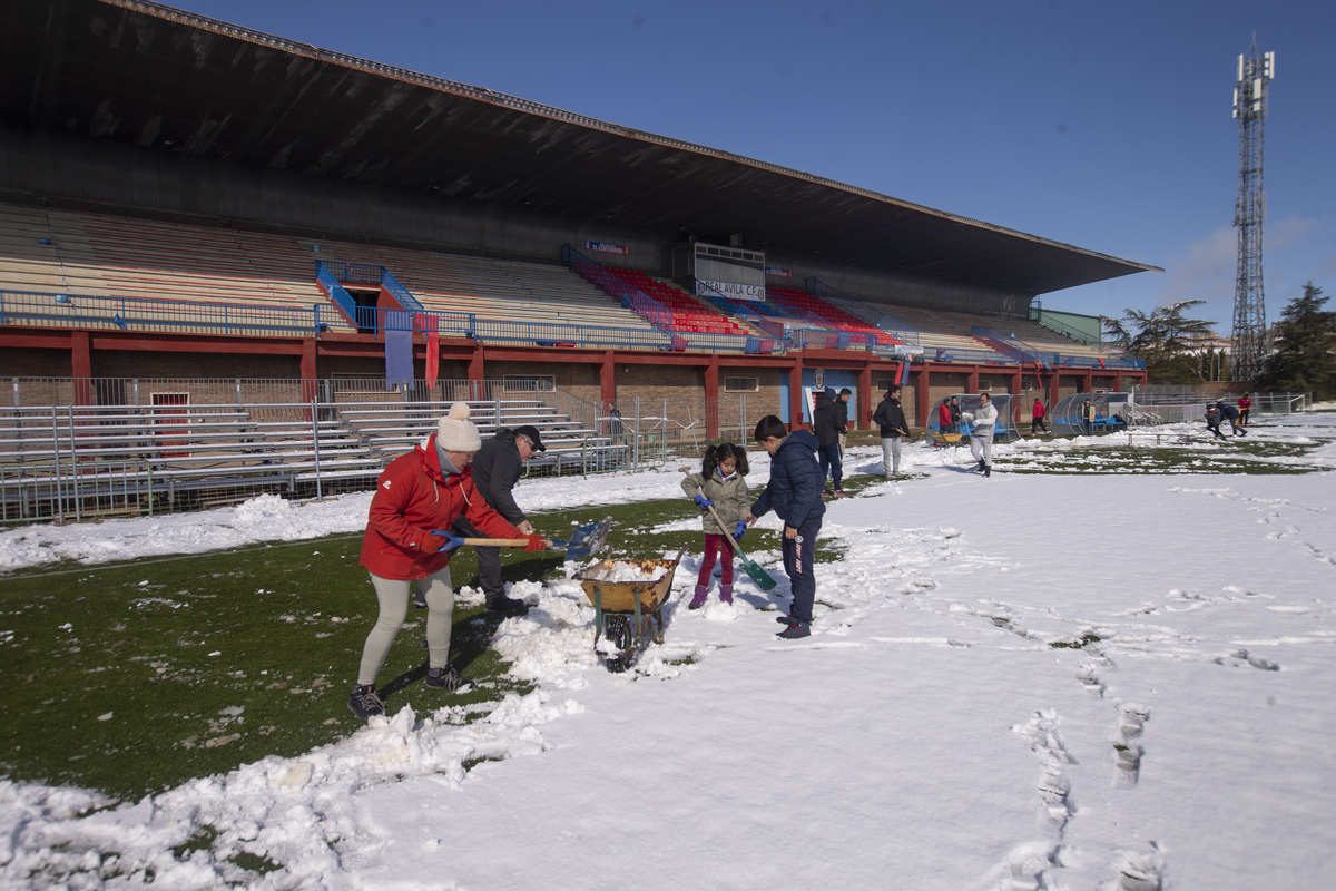 Nieve en la capital. Limpieza del campo de fútbol de Adolfo Suarez.  / DAVID CASTRO ISABEL GARCÍA