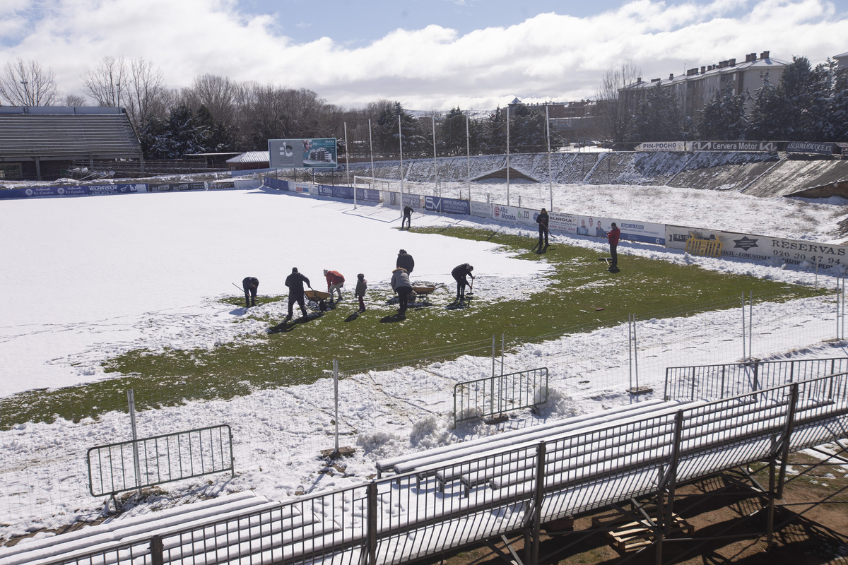 Nieve en la capital. Limpieza del campo de fútbol de Adolfo Suarez.  / DAVID CASTRO ISABEL GARCÍA