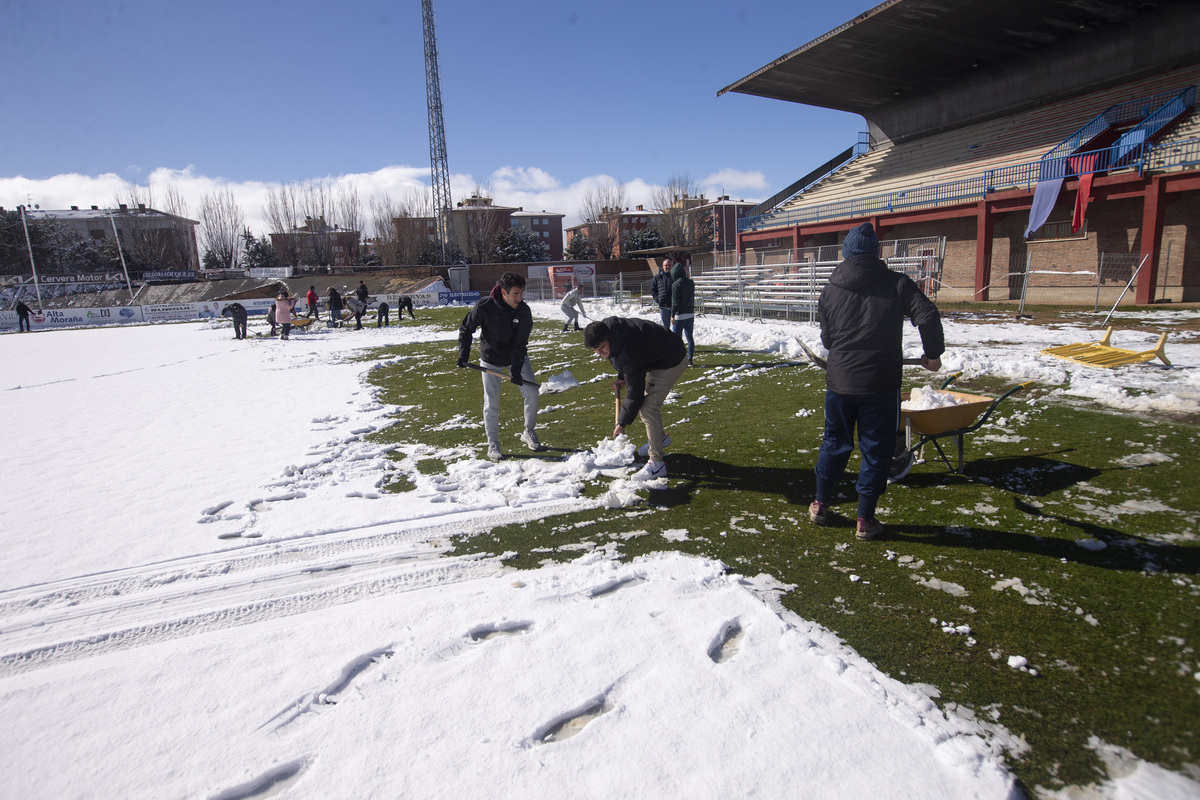 Nieve en la capital. Limpieza del campo de fútbol de Adolfo Suarez.  / DAVID CASTRO ISABEL GARCÍA