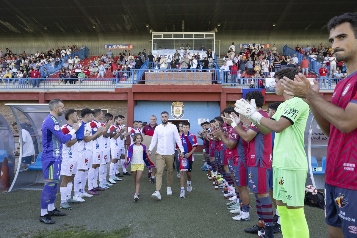 Fútbol Real Ávila segunda division RF - UP Langreo.  / ISABEL GARCÍA