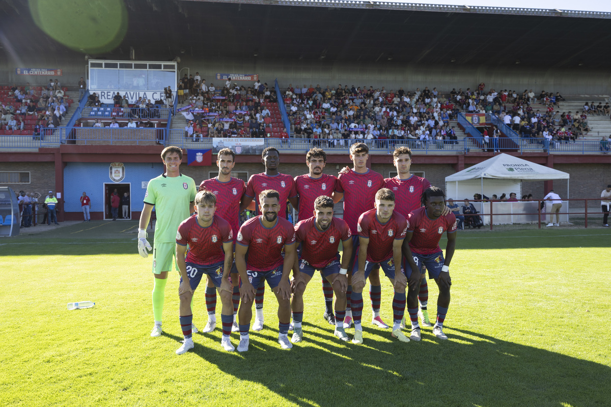 Fútbol Real Ávila segunda division RF - UP Langreo.  / ISABEL GARCÍA