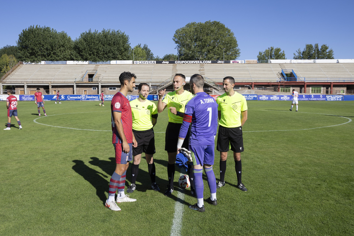 Fútbol Real Ávila segunda division RF - UP Langreo.  / ISABEL GARCÍA