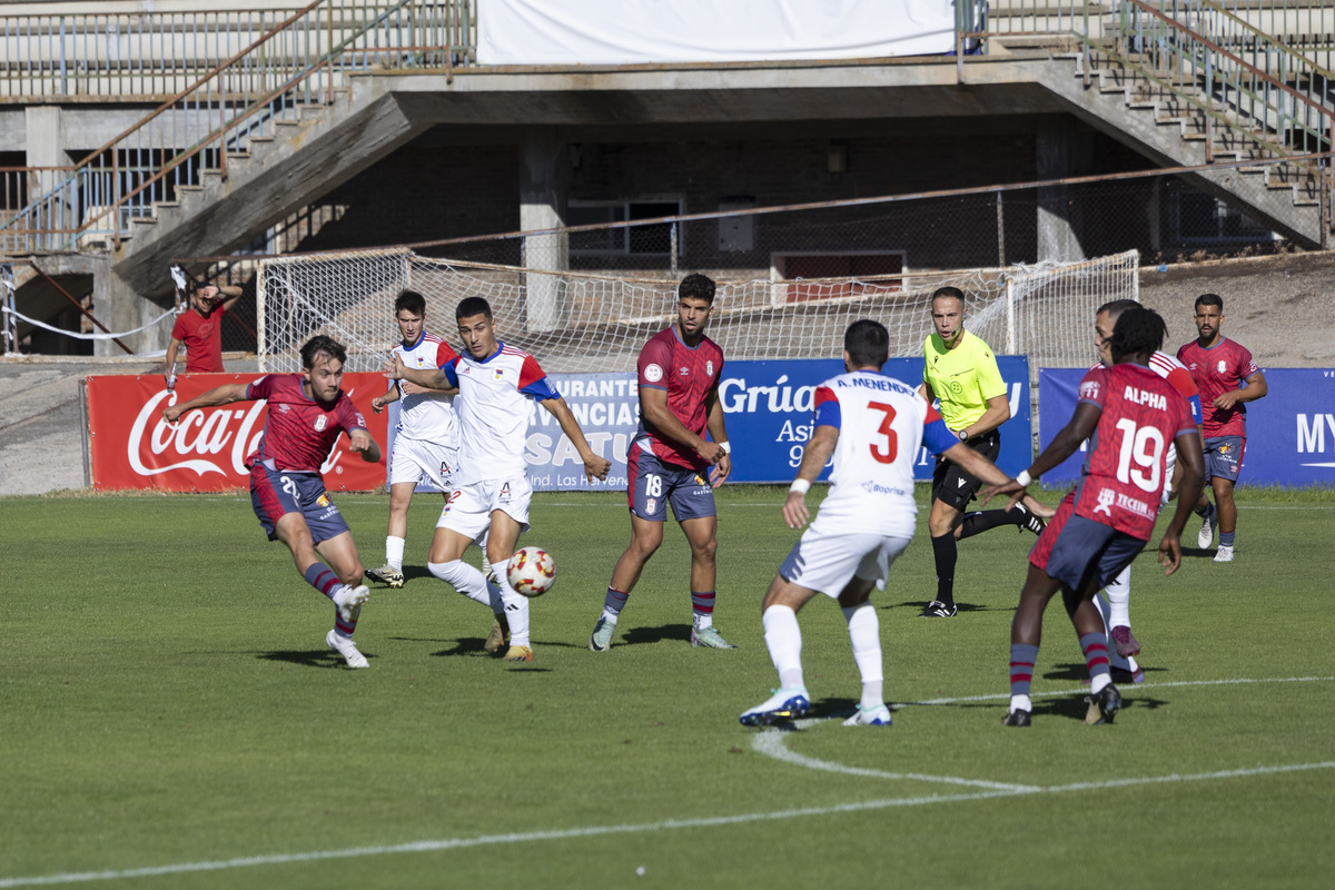 Fútbol Real Ávila segunda division RF - UP Langreo.  / ISABEL GARCÍA