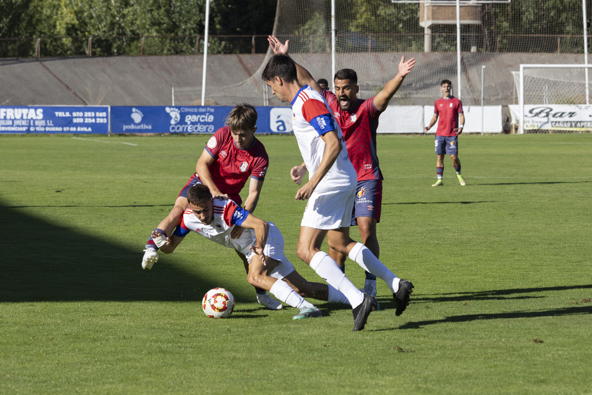 Fútbol Real Ávila segunda division RF - UP Langreo.  / ISABEL GARCÍA