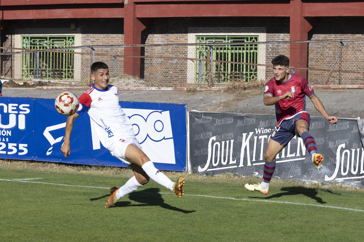 Fútbol Real Ávila segunda division RF - UP Langreo.  / ISABEL GARCÍA