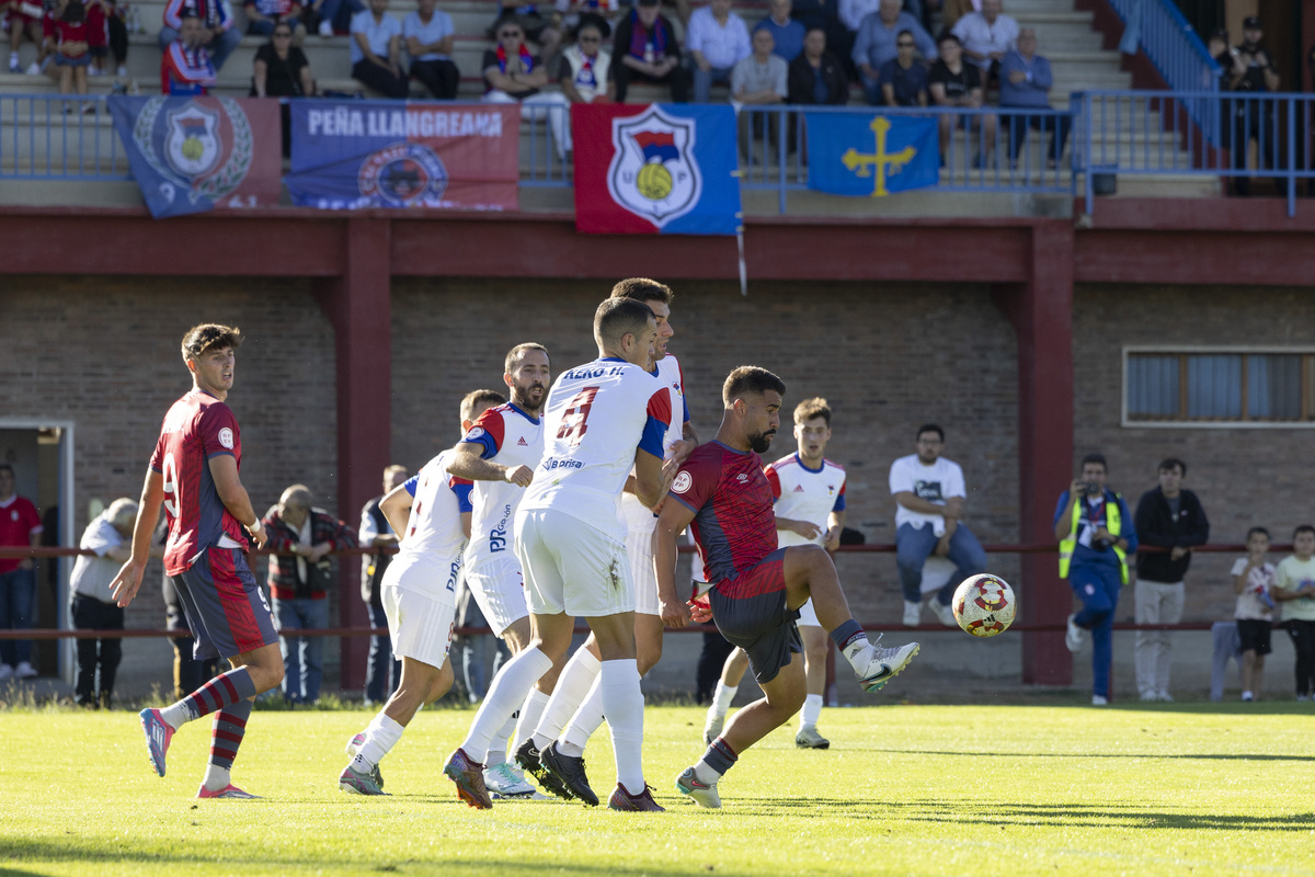 Fútbol Real Ávila segunda division RF - UP Langreo.  / ISABEL GARCÍA