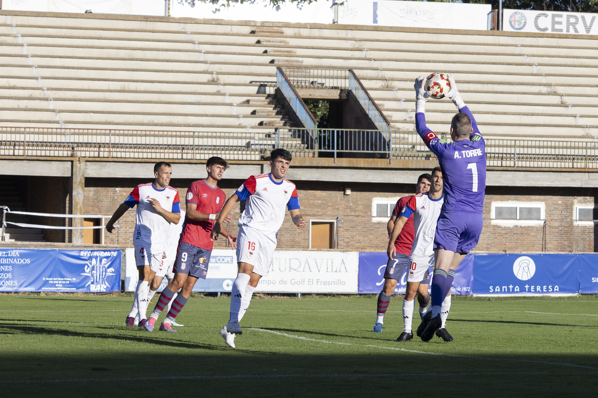 Fútbol Real Ávila segunda division RF - UP Langreo.  / ISABEL GARCÍA