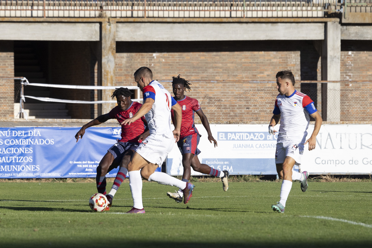 Fútbol Real Ávila segunda division RF - UP Langreo.  / ISABEL GARCÍA