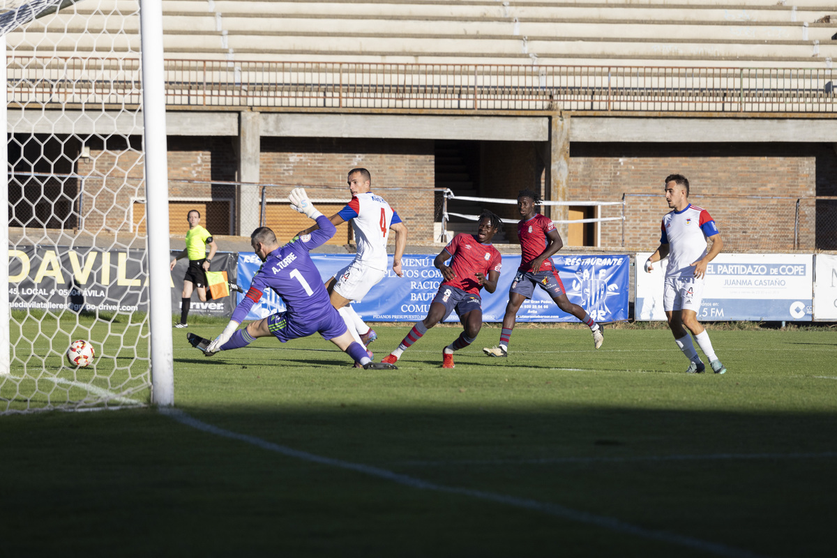 Fútbol Real Ávila segunda division RF - UP Langreo.  / ISABEL GARCÍA