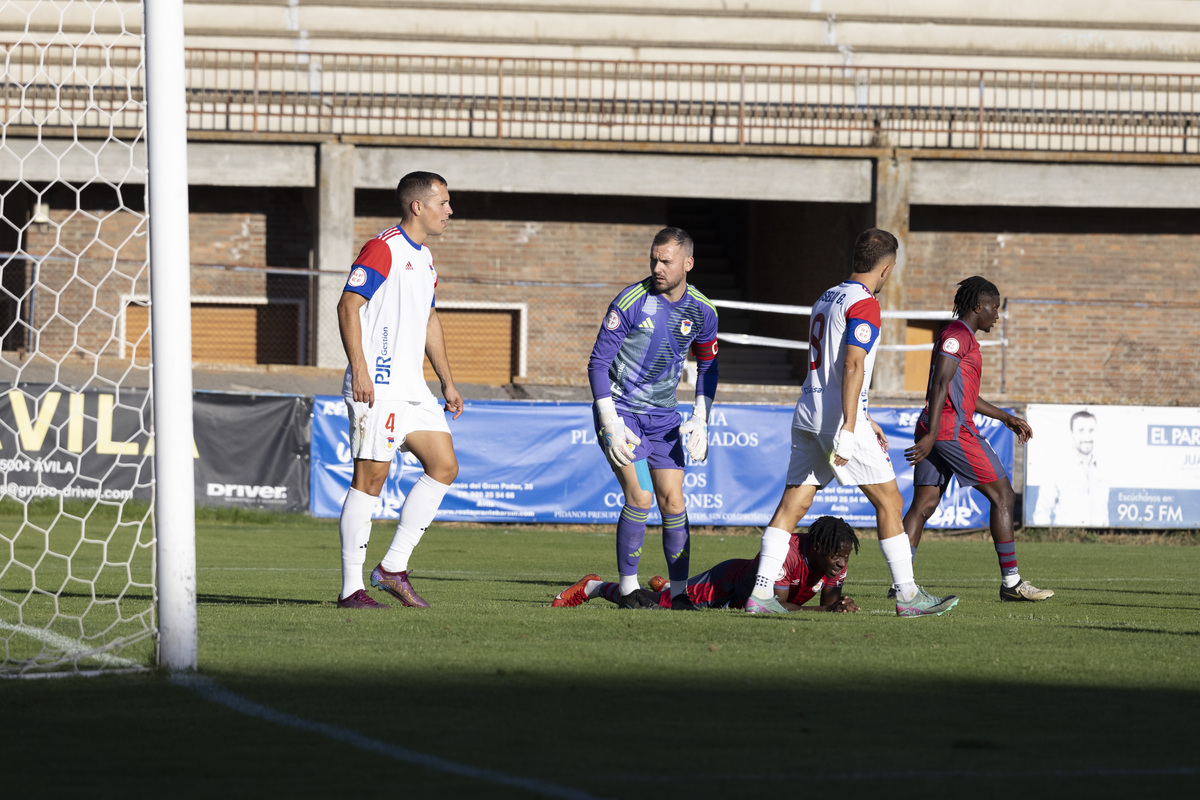 Fútbol Real Ávila segunda division RF - UP Langreo.  / ISABEL GARCÍA