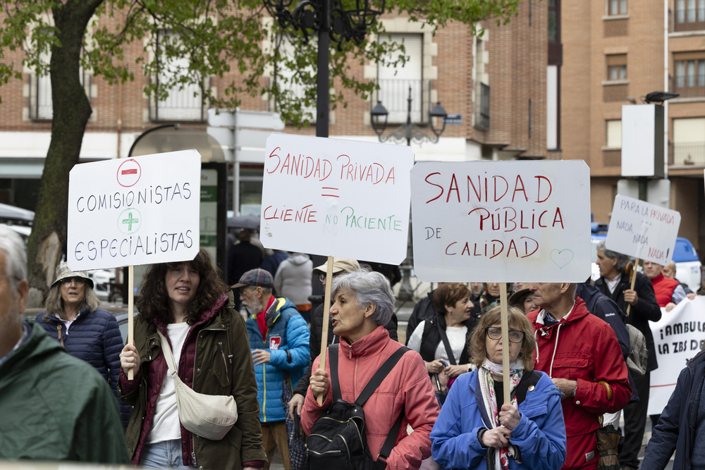 Unas 400 personas, contra el «desmantelamiento» de la sanidad