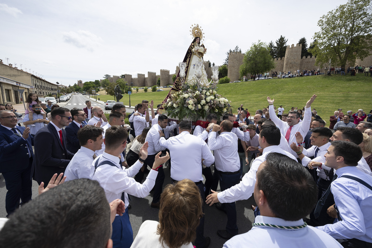 Procesión de la Virgen de las Vacas y baile del gato montes.  / ISABEL GARCÍA