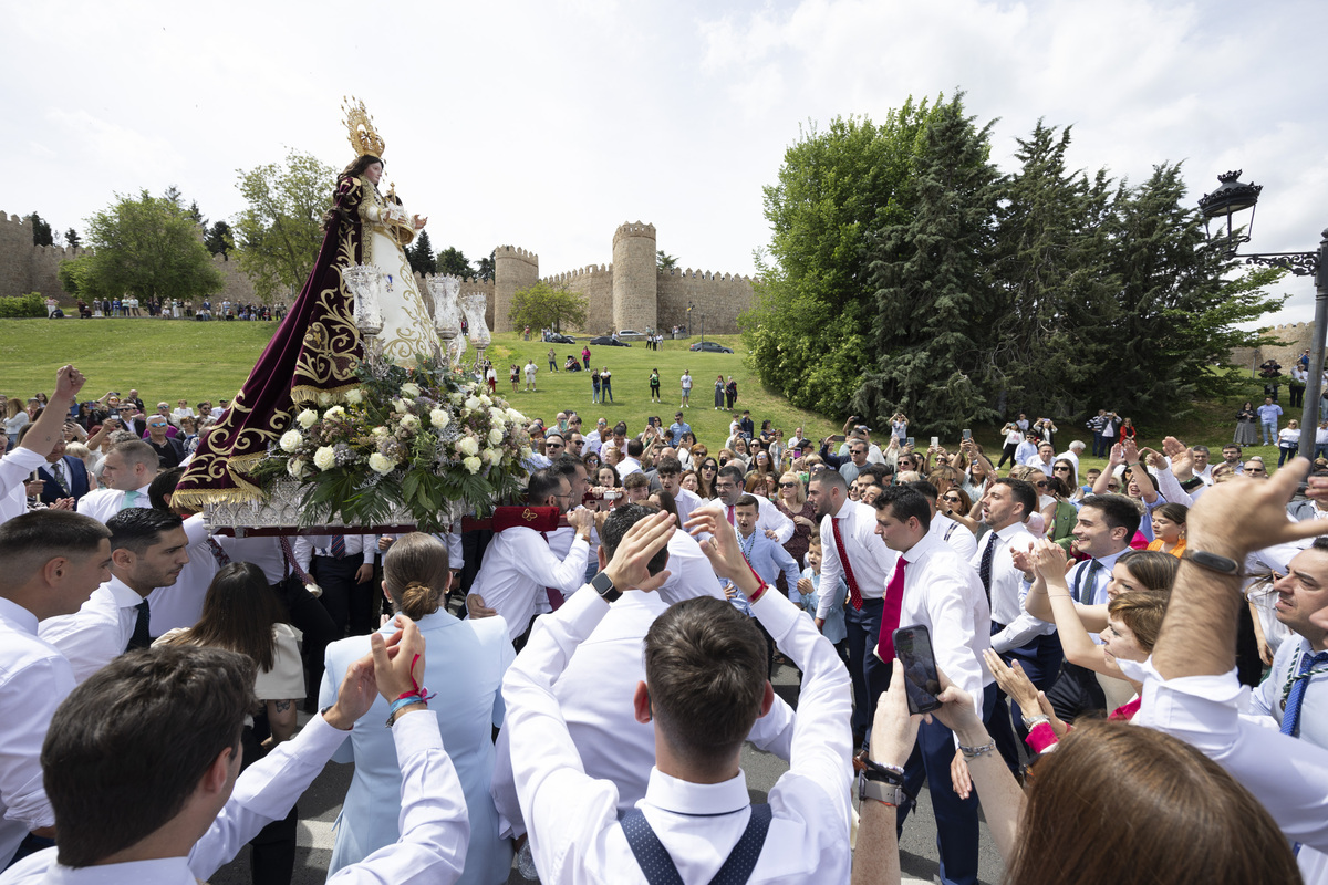 Procesión de la Virgen de las Vacas y baile del gato montes.  / ISABEL GARCÍA