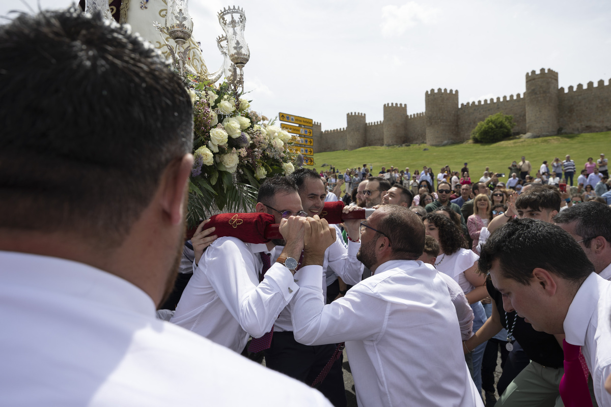 Procesión de la Virgen de las Vacas y baile del gato montes.  / ISABEL GARCÍA