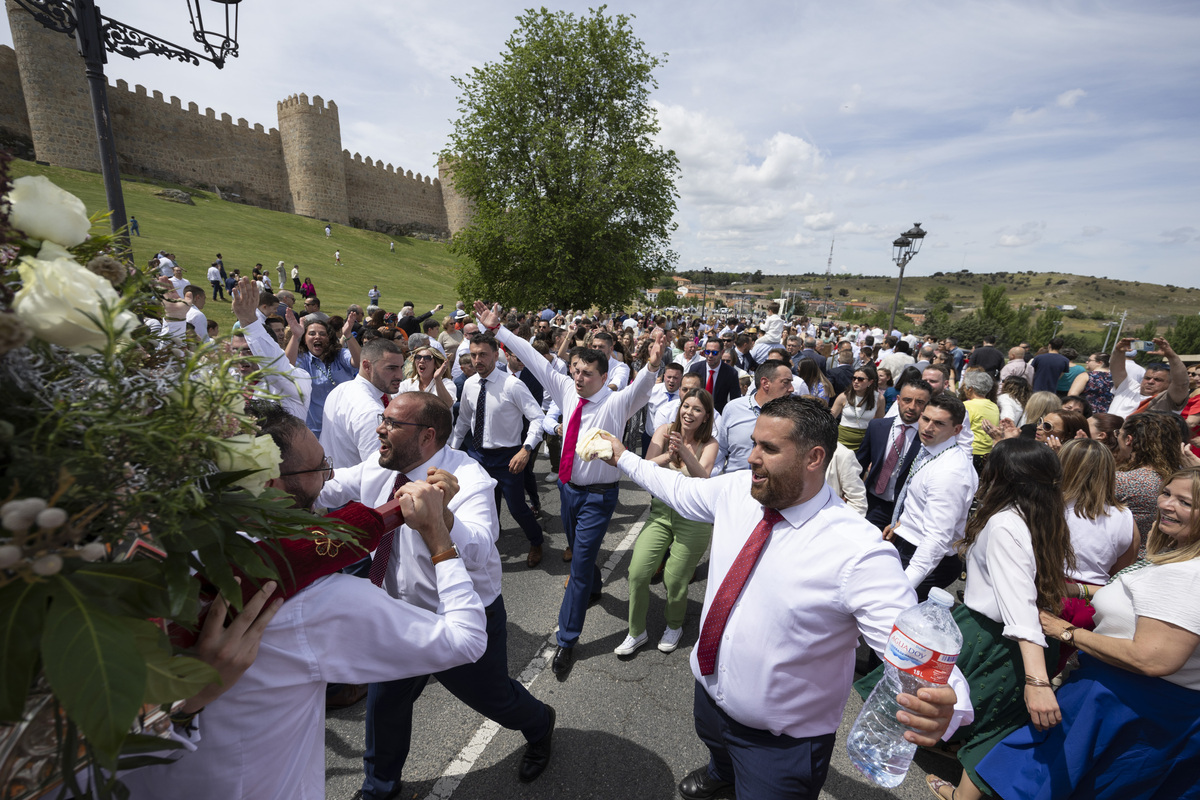 Procesión de la Virgen de las Vacas y baile del gato montes.  / ISABEL GARCÍA