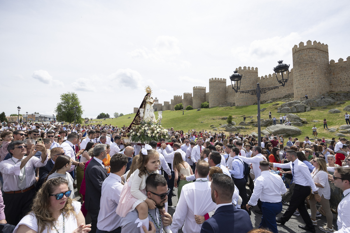 Procesión de la Virgen de las Vacas y baile del gato montes.  / ISABEL GARCÍA