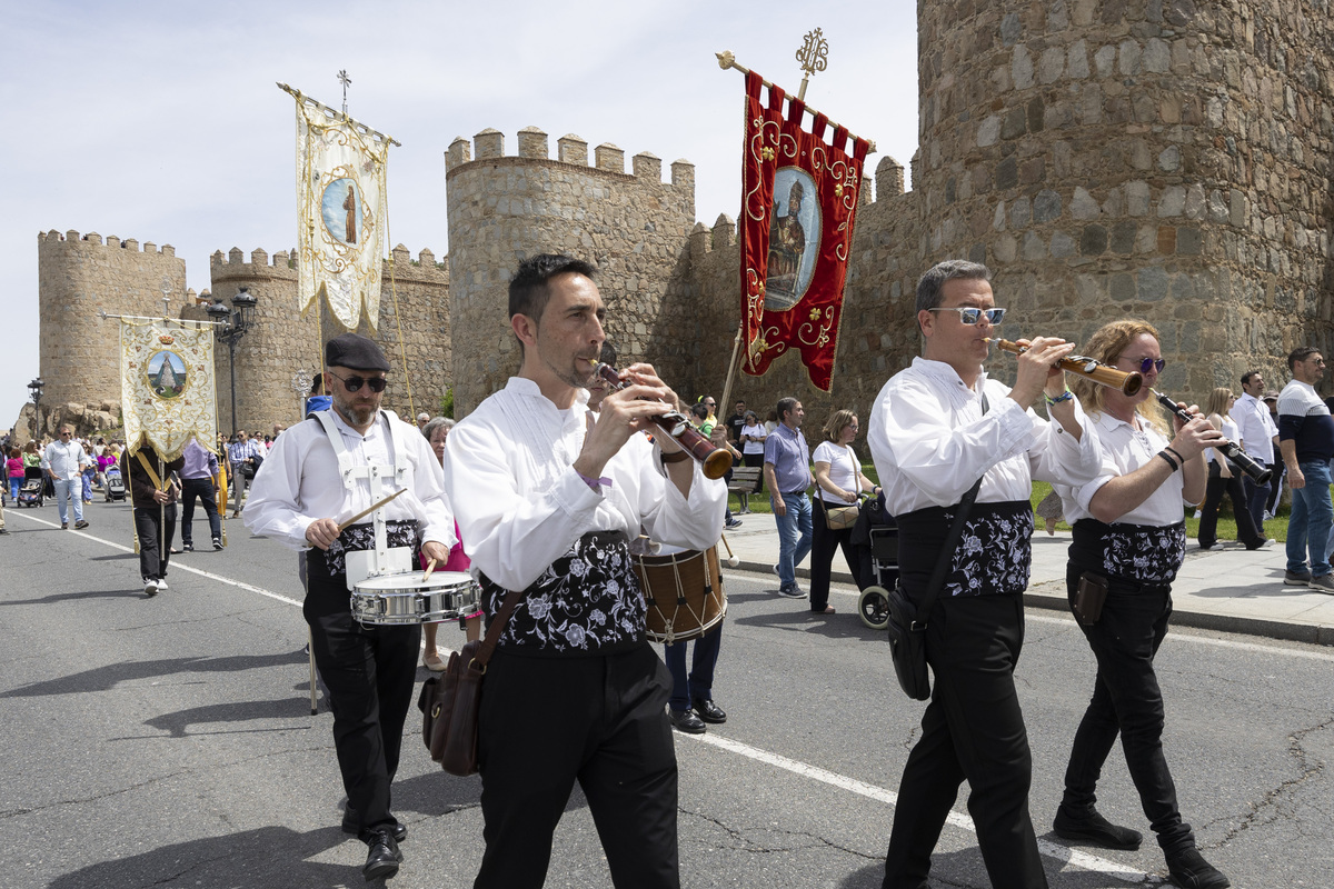 Procesión de la Virgen de las Vacas y baile del gato montes.  / ISABEL GARCÍA