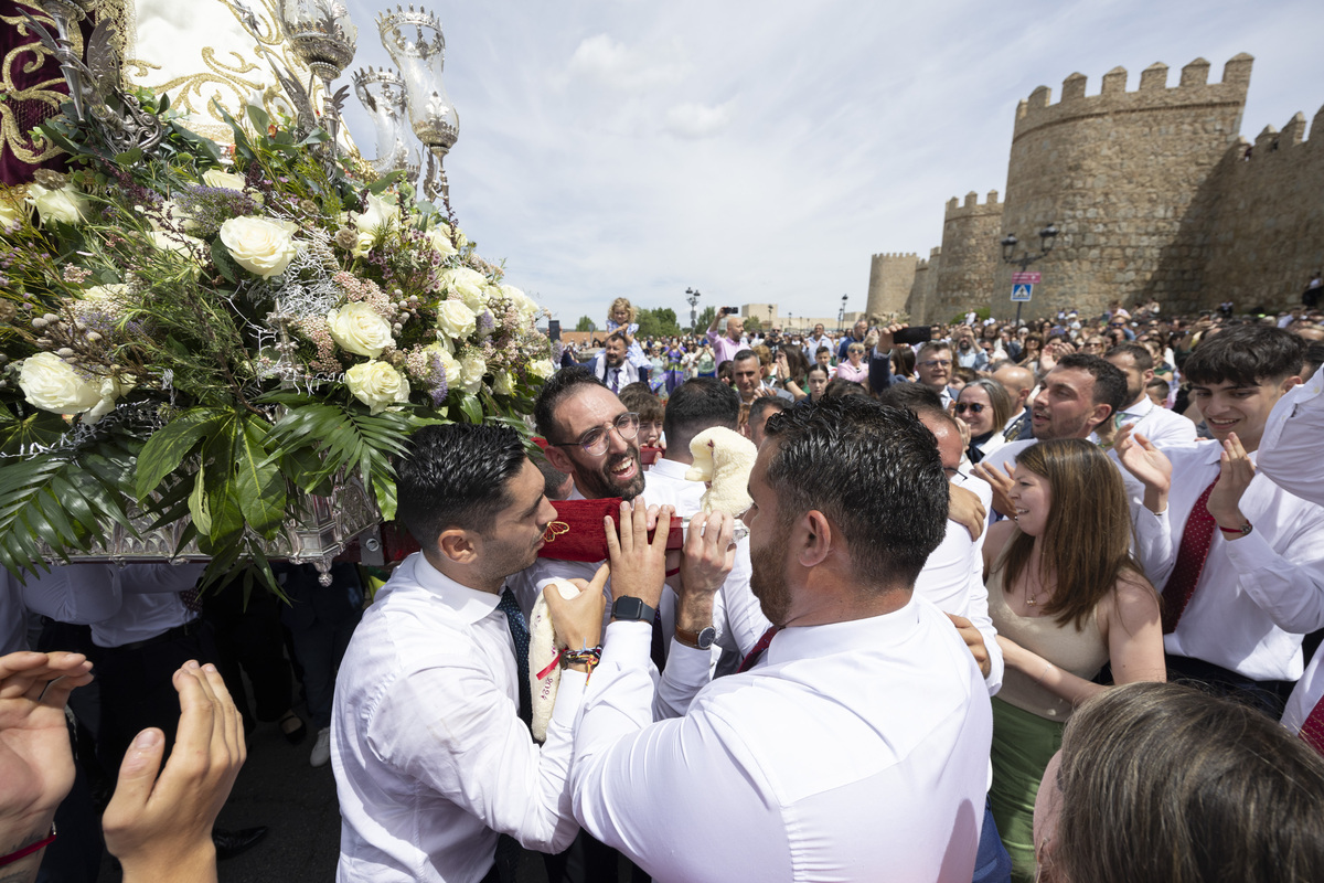 Procesión de la Virgen de las Vacas y baile del gato montes.  / ISABEL GARCÍA