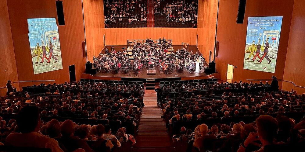 La música militar resuena en el corazón de Ávila